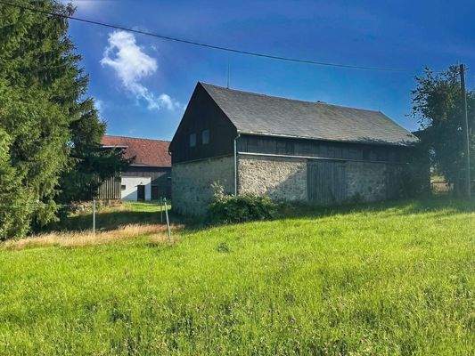 Blick zum Hof von der Wiese aus
