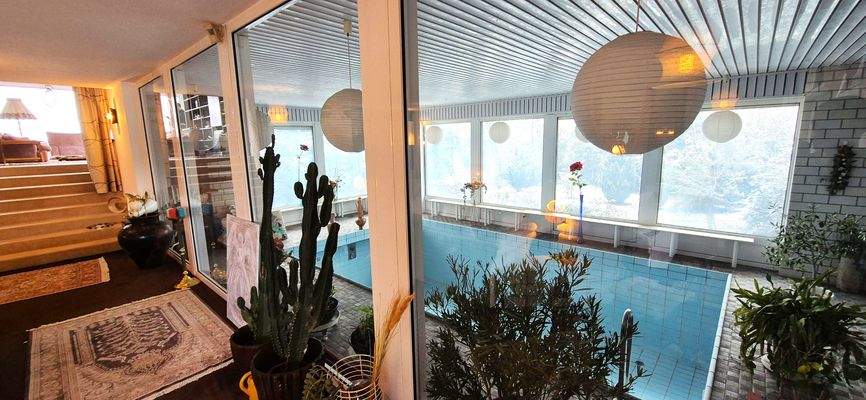 Blick von Wohnzimmer zum Indoorpool