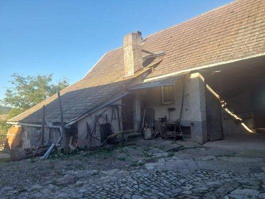 Abstellraum mit Räucherofen und darunterliegenden Gewölbekeller