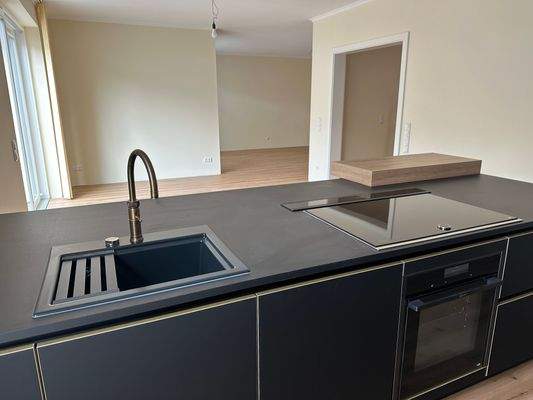 Arbeitsbereich d. Küchenhalbinsel und Esszimmer