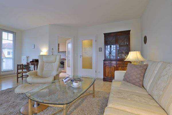 Wohnzimmer mit Zugang zur separaten Küche