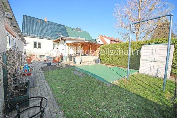 Blick auf Haus und Grundstück