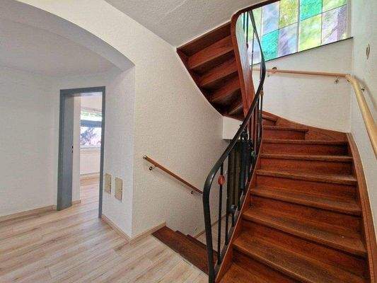 8 EG eingangsbereich mit Treppenaufgang.jpg