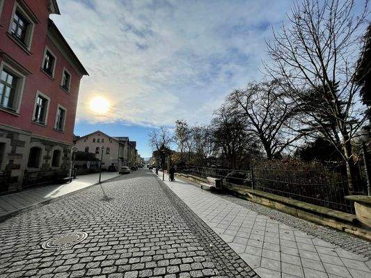 Fußgängerzone mit Zugang zum Stadtpark