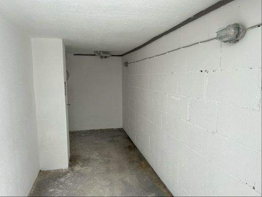 Abstellraum unter der Wohnung ebenerdig