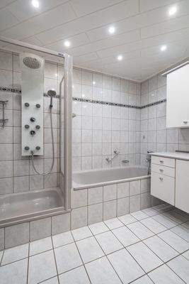 Bad mit Wanne und Dusche