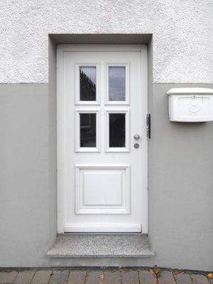 Hauseingang ... Straßenseite