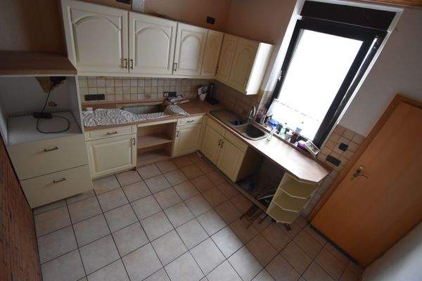 EG: helle Einbauküche