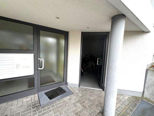 Eingangsbereich und Zugang Fahrradraum (rechts)