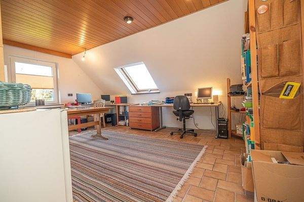 Trotz Dachschräge wirkt das Zimmer im Obergeschoss erstaunlich geräumig