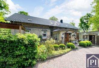 Haupteingang mit großem Vorplatz