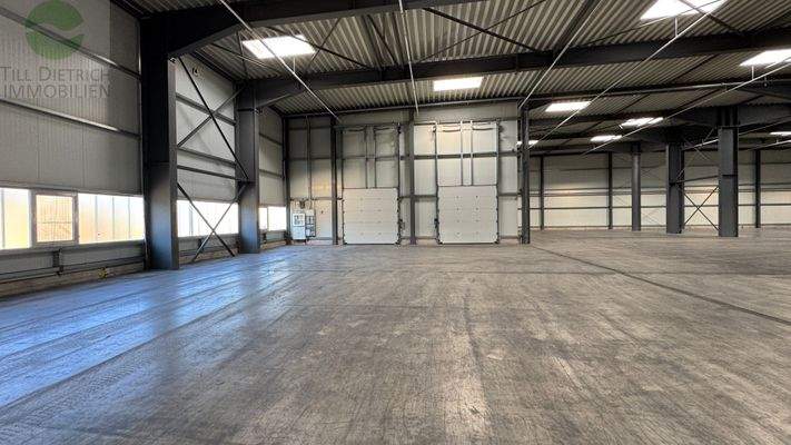 Zwei Tore zum Entladen von LKW´s über die Rampe