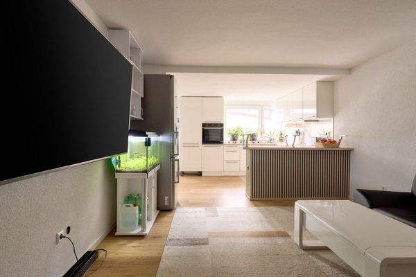 Blick vom Wohnzimmer in die offene Küche