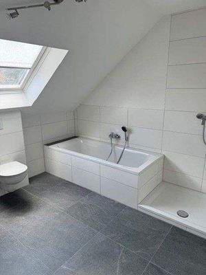 Bad OG 2 noch ohne Duschabtrennung.jpg