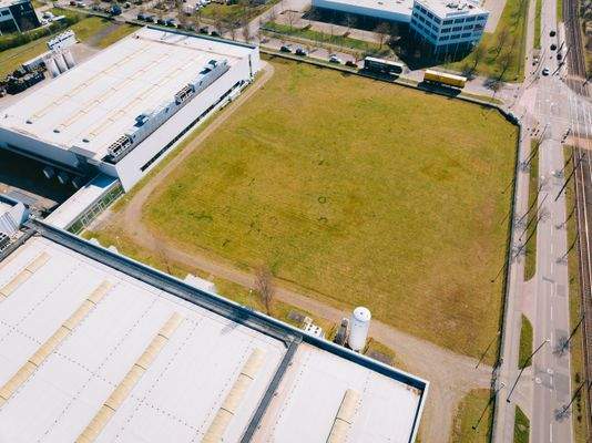 Grundstück für weitere Halle vorhanden