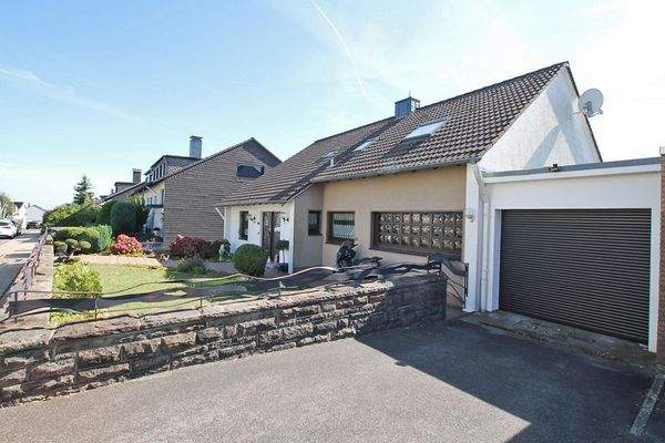 Straßenansicht, Garage