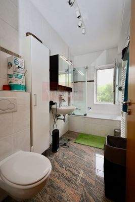 Tageslichtbad mit Wanne