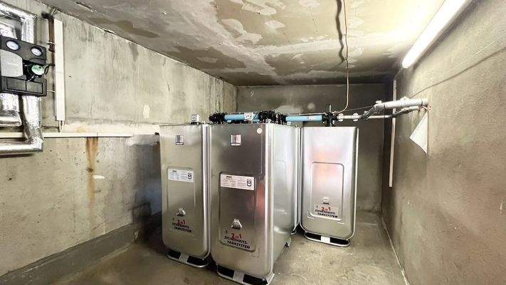 Öltanks für bestimmte Bereiche der Produktionshalle