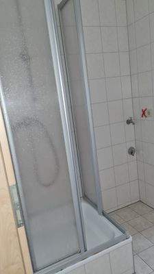 Bad mit Dusche und Fenster