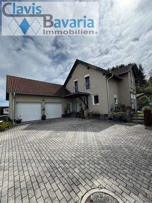 großzügiger Parkplatz vor dem Haus