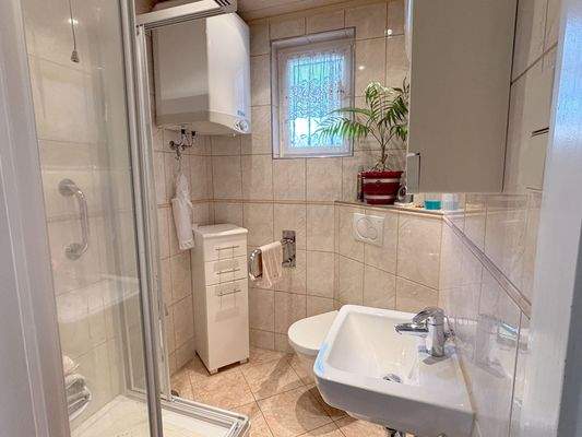 Badezimmer mit Dusche im EG