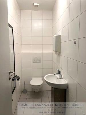 Moderner Sanitärbereich in Werkstattgebäude