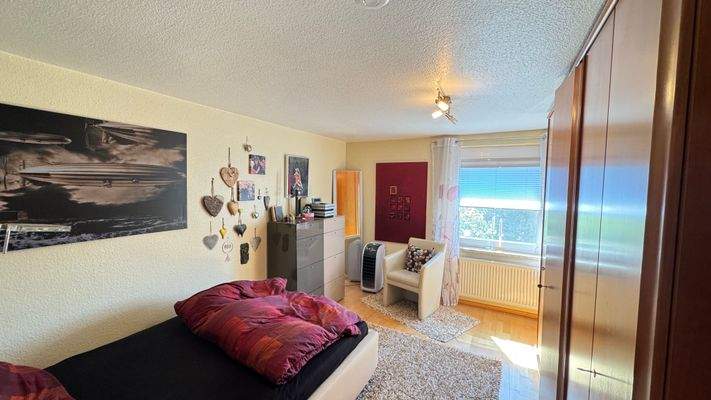 Schlafzimmer 1 OG mit Balkon 