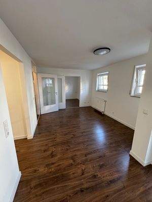 Helles Wohnzimmer mit Holzboden