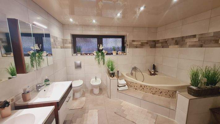 Bad mit WC,Bidet und ebenerdige Dusche (2)