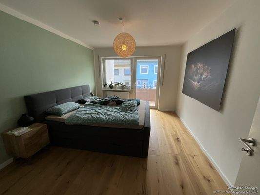 Schlafzimmer mit Zugang zum begehbaren Kleiderschrank