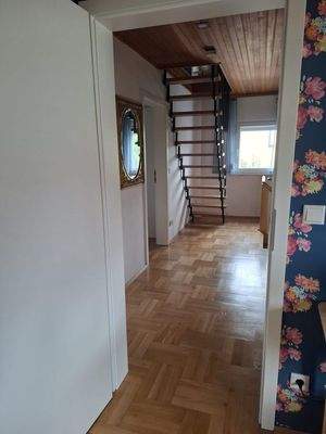 Flur OG mit Aufgang zum DG