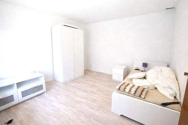 Wohn-/Schlafzimmer (UG)