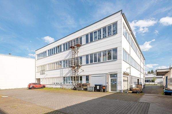 Außenansicht mit Parkplätzen 