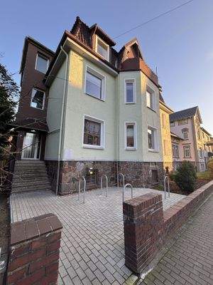 Blick auf den Eingangsbereich und den Fahrradabstellplatz