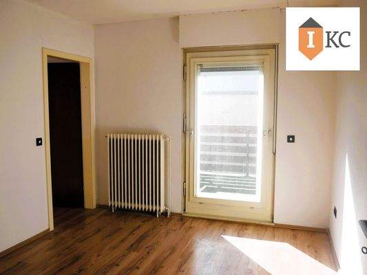 Zimmer EG mit Zugang zum seitlichen Balkon