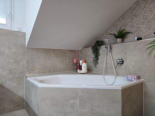 Großzügige Eckbadewanne