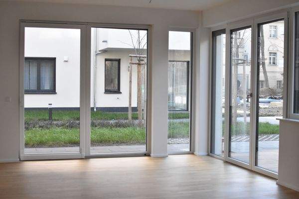 Wohnzimmer mit Blick auf EG Terrasse