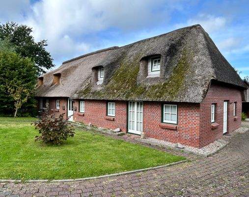 Straßenansicht und Zufahrt 