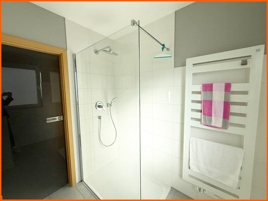 Bad 2 mit Dusche