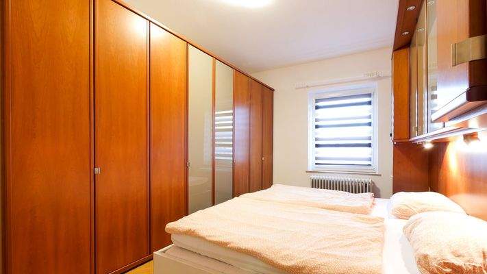 061 Schlafzimmer mit Doppelbett Schrank (1 von 1).