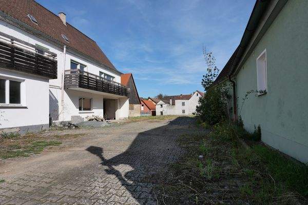 Bestandsgebäude/Grundstückseinfahrt