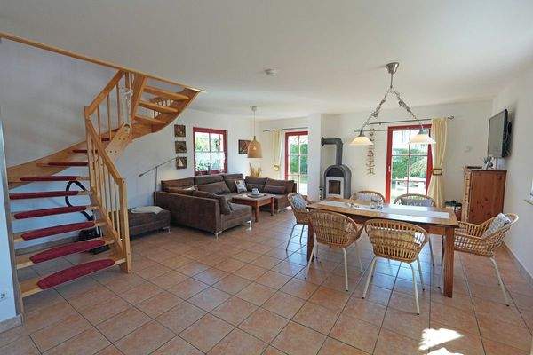 Blick in den Wohn- und Essbereich