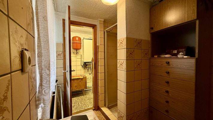 Bad mit Wanne und Dusche