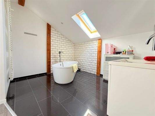 Bad mit  Badewanne und Fenster