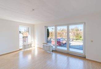 Lichtdurchflutetes Wohnzimmer