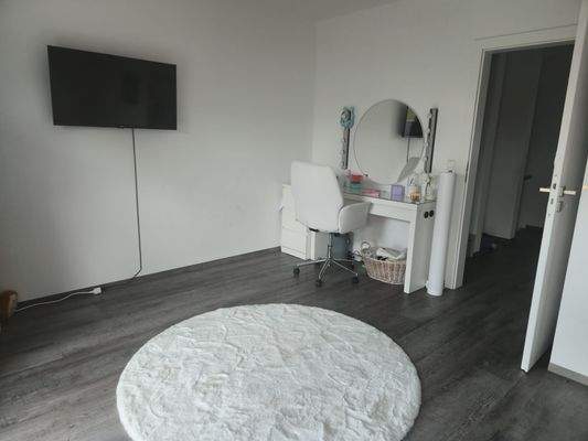 Helles Schlafzimmer mit TV