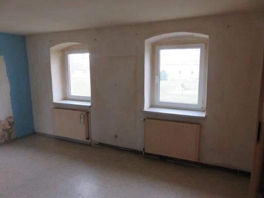 Wohnzimmer mit 2 Fenstern