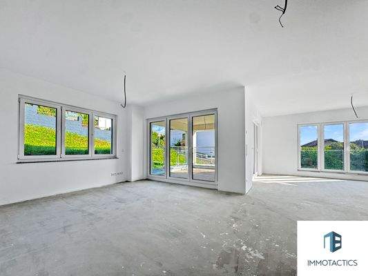 Wohnbereich mit großer Fensterfront