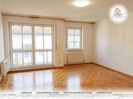 Wohnzimmer mit Balkon