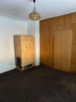 Zimmer im EG mit Kachelofen